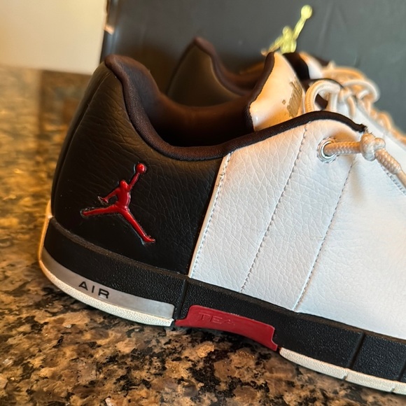 Jordan team Elite 2 Lo White and Black Sneakers Classic Design EUC - Picture 2 of 15